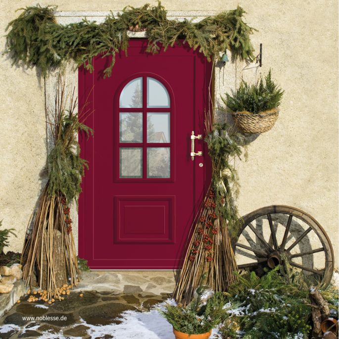 winterlicher Eingangsbereich mit Weinroter Haustür