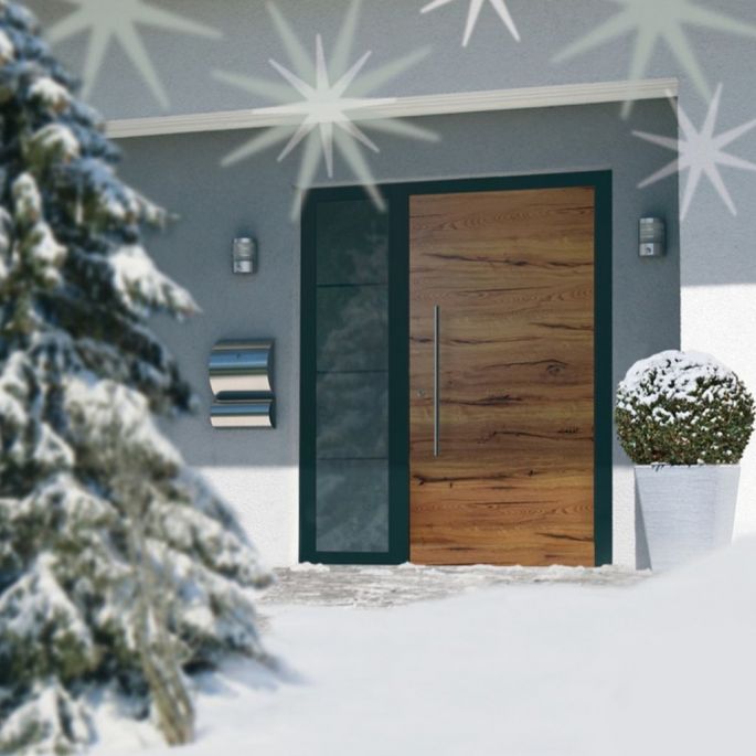 moderne Anthrazit Haustür in verschneitem Eingangsbereich